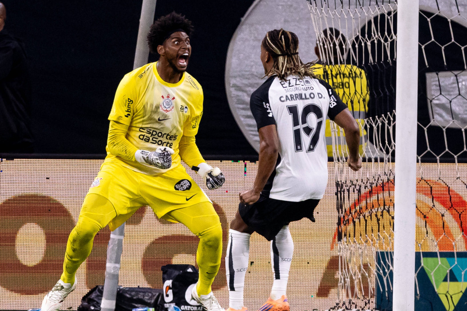 Hugo Souza e André Carrillo comemoram pênalti defendido contra o Red Bull Bragantino