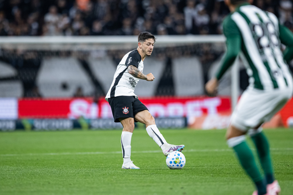 Rodrigo Garro passa a bola contra o Coritiba