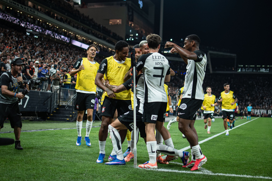 Equipe do Corinthians comemorando o gol de empate contra o Flamengo