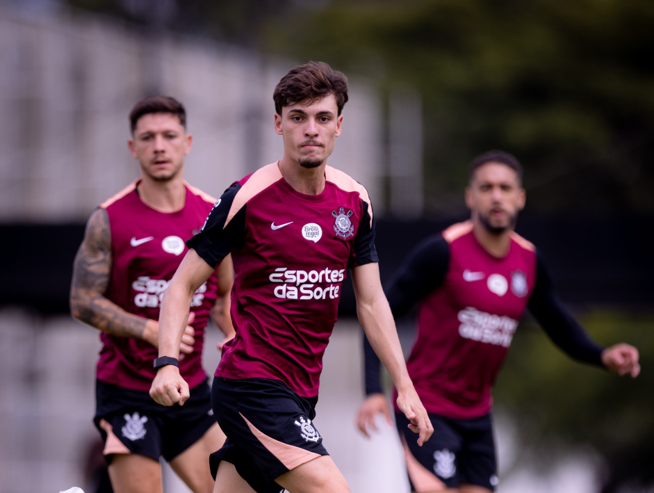 Breno Bidon, Garro e Matheus Pereira em ação durante treino do Corinthians