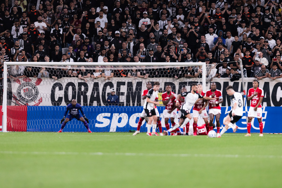 Rodrigo Garro se prepara para cobrança de falta contra o Independiente ...