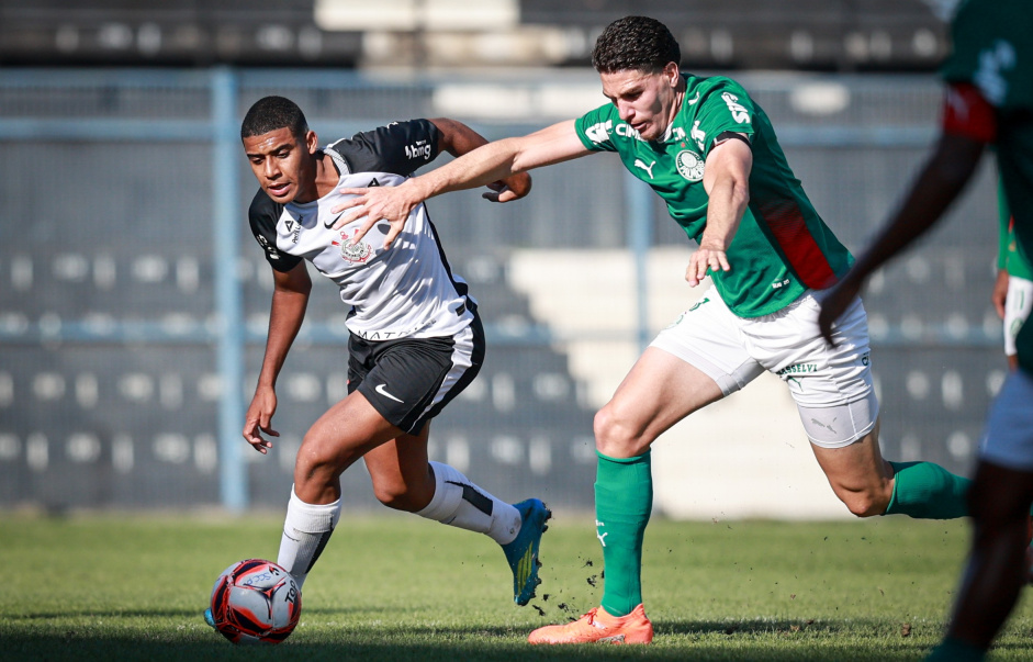 Gui Neg�o disputando a bola com a marca��o do Palmeiras